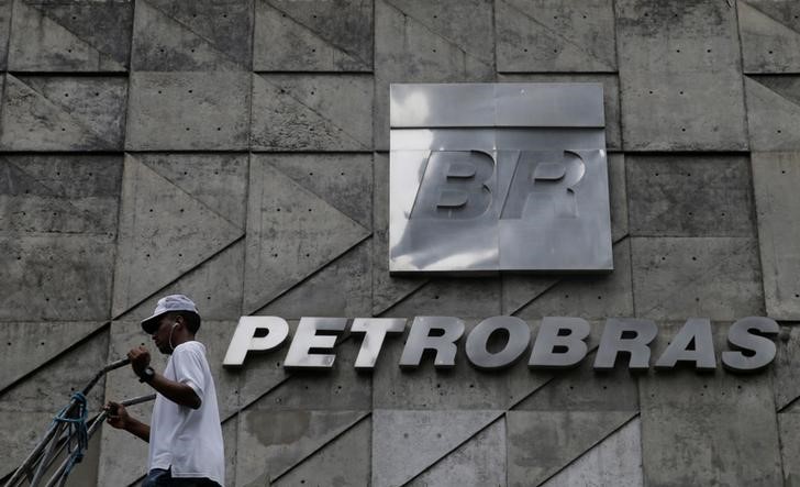 Após manhã de queda, Petrobras passa a subir 2%; confira o que dizem os analistas