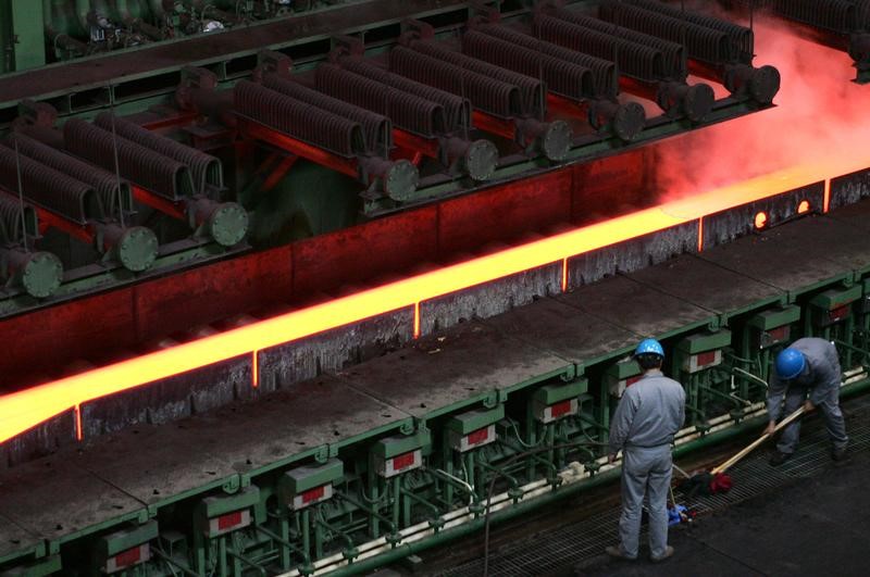 &copy; Reuters.  UPDATE 1-China iron ore slumps nearly 3% on winter steel demand outlook