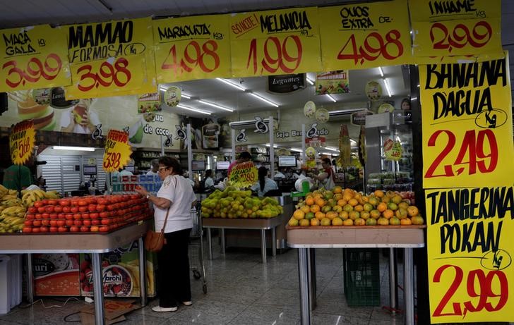 © Reuters. Consumidora passa por mercado no Rio de Janeiro