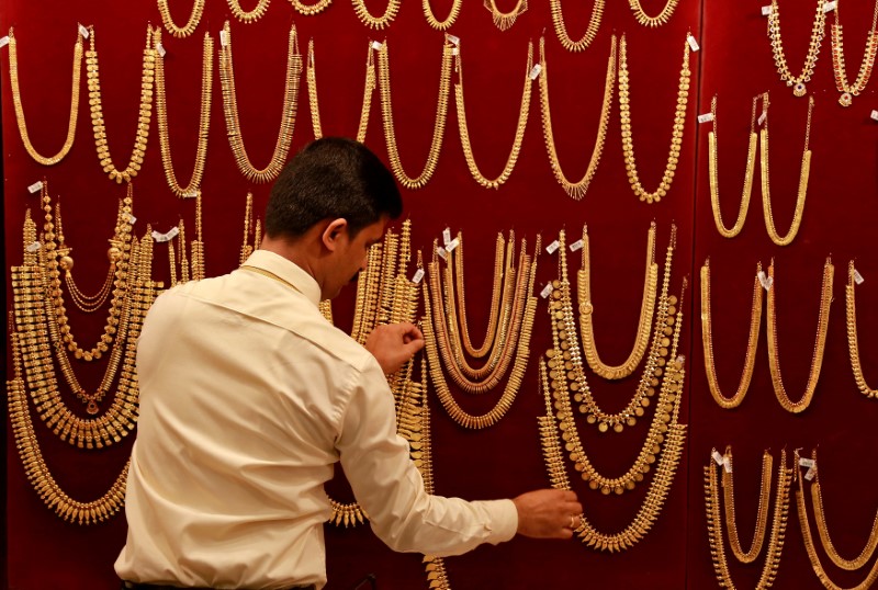 &copy; Reuters.  Gold hits 2-week highs as weak U.S. inflation data erodes Fed rate hike expectations
