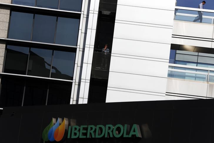 &copy; Reuters.  Iberdrola y Repsol, únicos grandes valores que caen mientras Ibex sube 0,16 %
