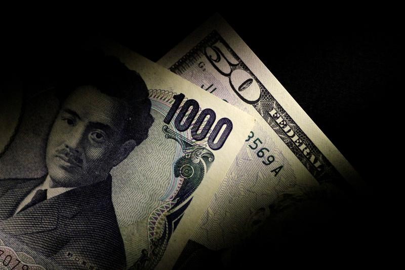 دلار با تقاضای ین سقوط کرد.  نشست BoJ در کانون توجه