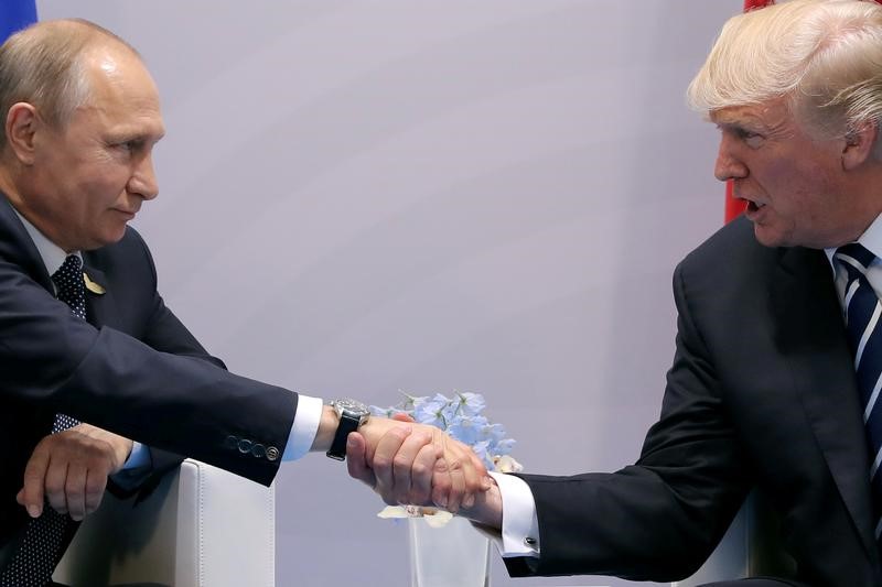 &copy; Reuters.  "Коммерсантъ": Встреча Путина и Трампа сорвалась из-за Макрона