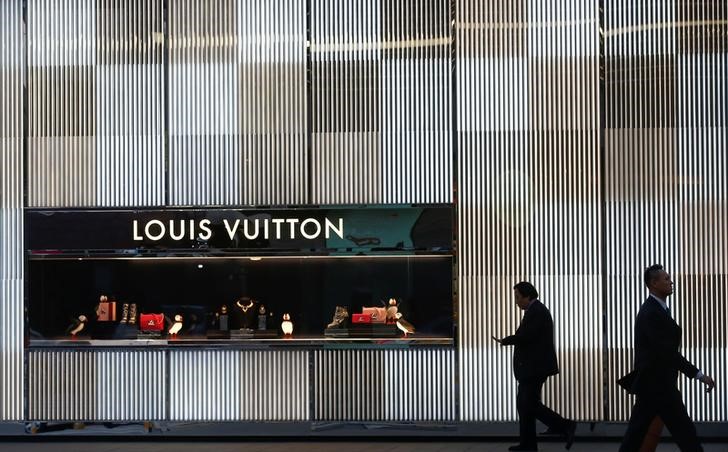 Dono da Louis Vuitton ultrapassa Bezos e se torna a pessoa mais rica do mundo