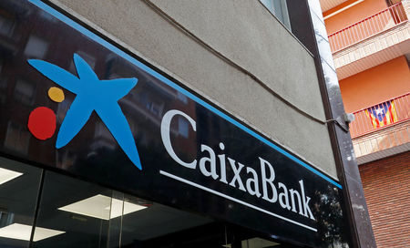 CaixaBank gana 1.005 millones hasta marzo, un 17,5% más, tras pagar el impuesto bancario