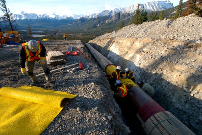 &copy; Reuters.  Canada approves contentious oil pipeline expansion, expects legal challenges