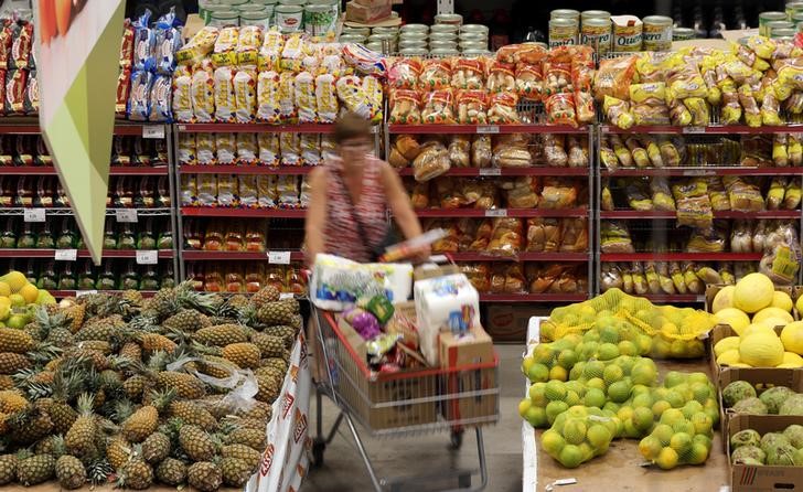© Reuters. Cliente faz compras em supermercado em São Paulo, Brasil