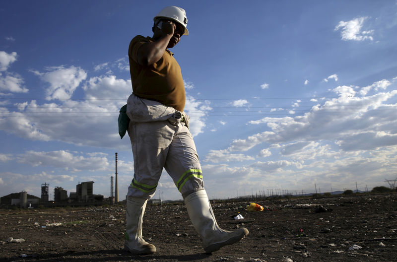 &copy; Reuters.  Lonmin warns on liquidity and persistent challenges