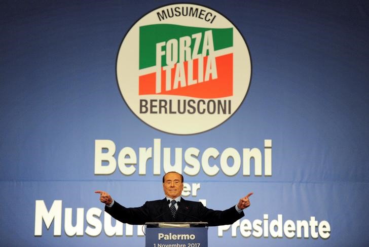 &copy; Reuters.  Berlusconi lascia ospedale, tanta paura ma pronto per campagna elettorale