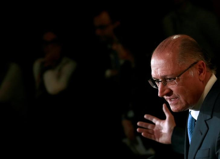 &copy; Reuters.  Alckmin sobre compra de imóveis pela família Bolsonaro: 'Tem de investigar'