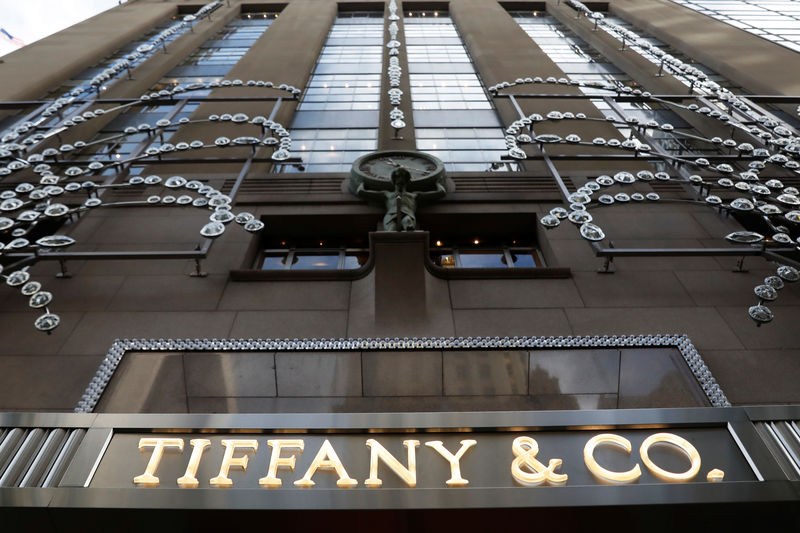 &copy; Reuters.  Tiffany schizza negli scambi pre-market; in calo Best Buy, Google, Starbucks