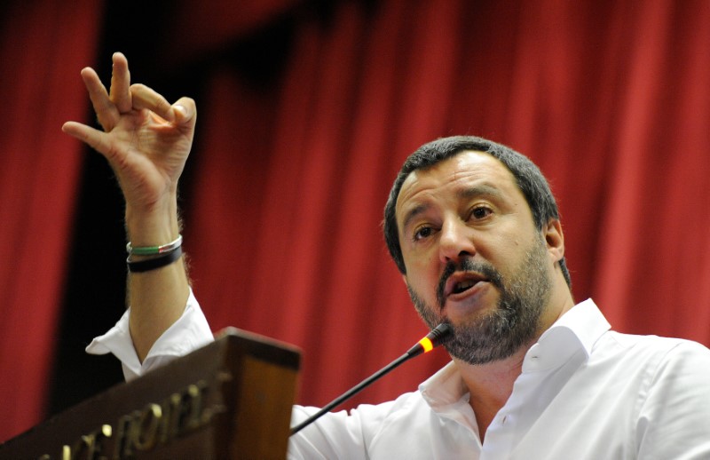 &copy; Reuters.  Italia: Los mercados sufren en rojo el 'pulso' Tria-Salvini