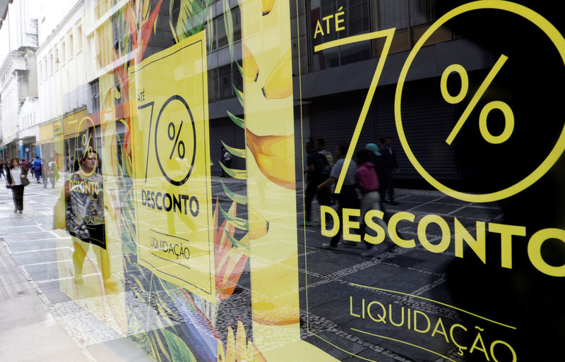 © Reuters. Consumidores escolhem produtos em supermercado no Rio de Janeiro