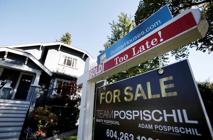 &copy; Reuters.  Canadian home sales fall for the first time in four months - CREA