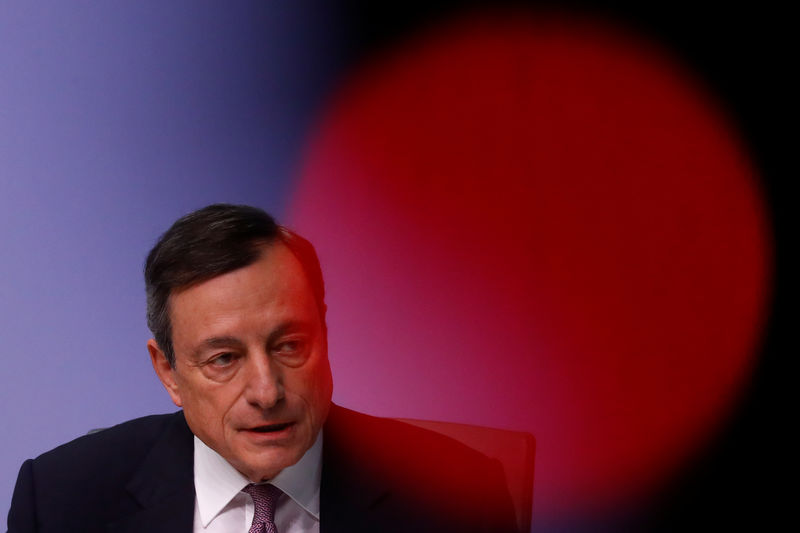 &copy; Reuters.  Alerta en el BCE: Draghi no descarta posponer la subida de tipos de interés
