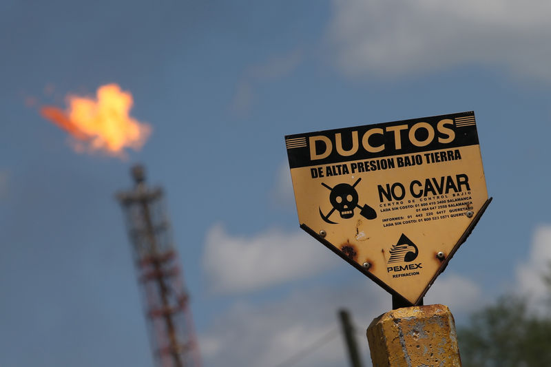 &copy; Reuters.  Letal explosión de un ducto pone el foco en el plan de México para evitar robos de combustible