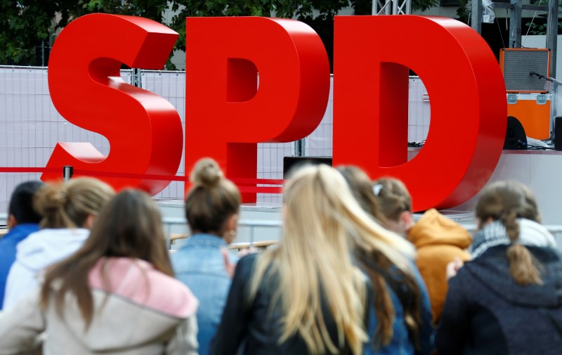 &copy; Reuters.  POLITIK-BLICK-Wahlumfrage - SPD gewinnt - Union verliert