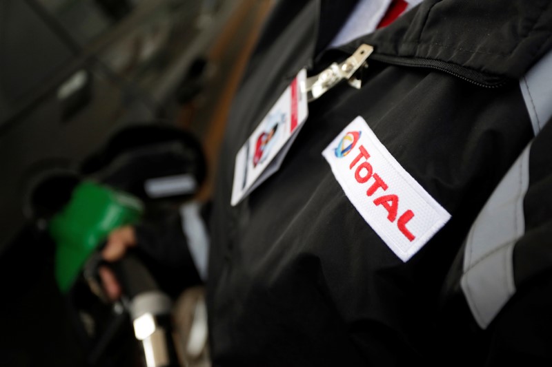 &copy; Reuters.  Strike continues at Total's North Sea oilfields, talks planned