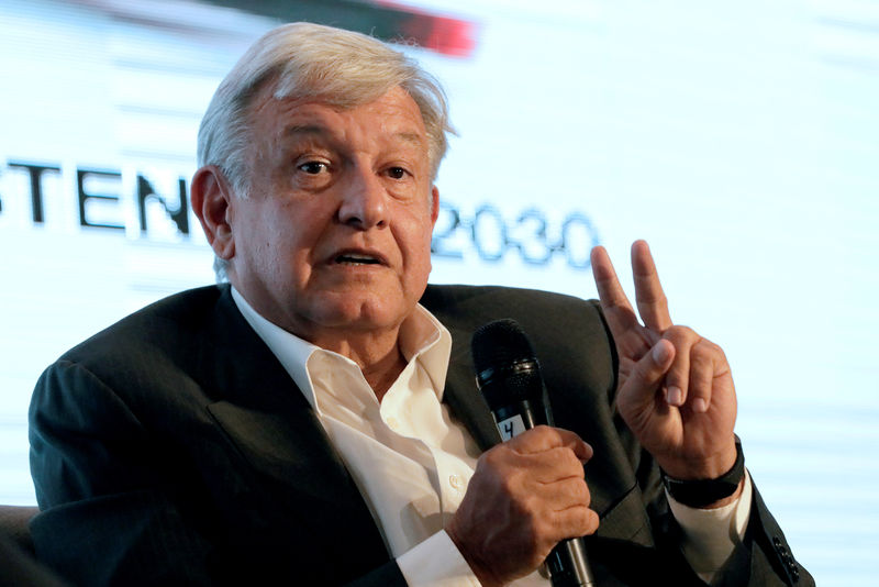&copy; Reuters.  López Obrador celebra fortaleza del peso ante el coronavirus y rebaja de tasas