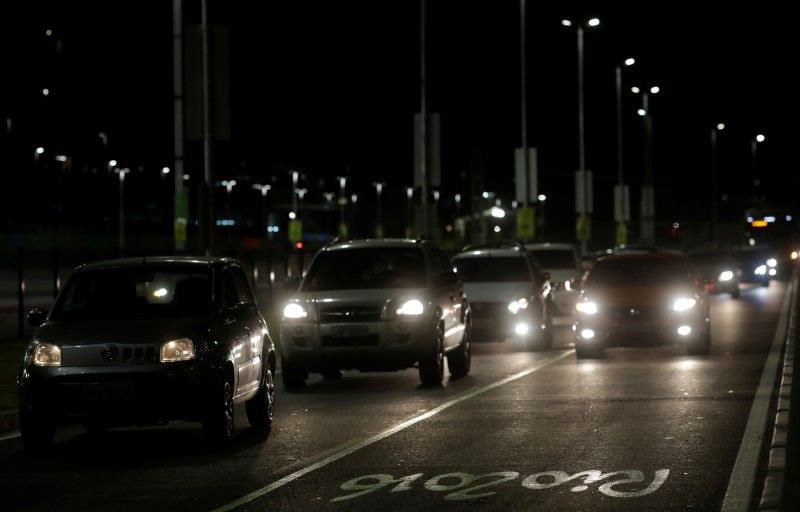 © Reuters. Veículos na ponte Rio-Niterói, de concessão Ecorodovias 
18/03/2015
REUTERS/Ricardo Moraes