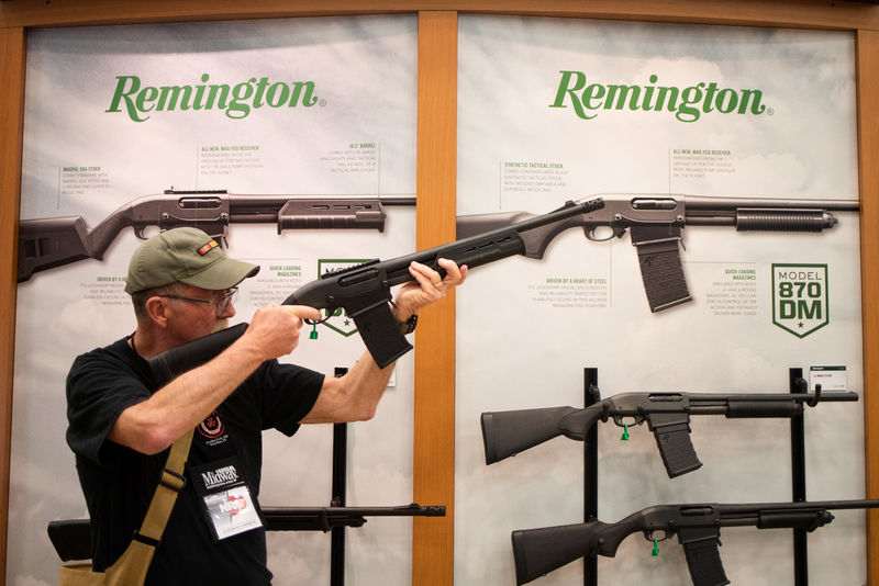 © Reuters. FILE PHOTO: Remington shotguns are displayed during the annual National Rifle Association (NRA) convention in Dallas, Texas
