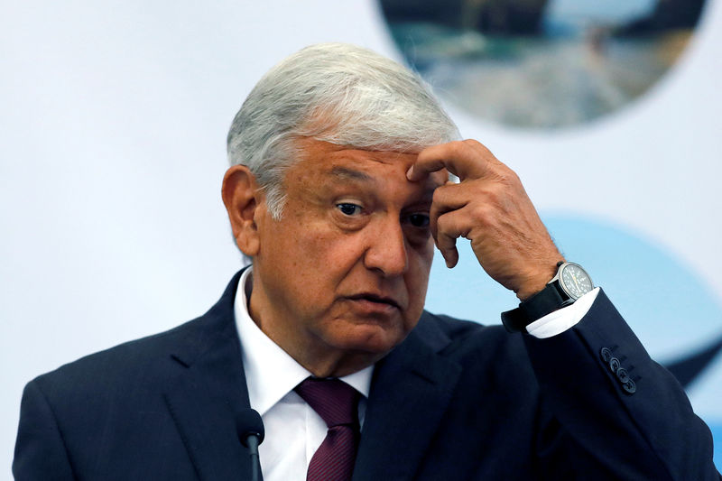 &copy; Reuters.  México dice revisará contratos con empresa estatal de energía eléctrica, caen acciones