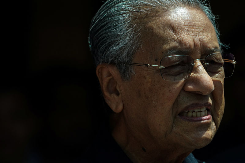 &copy; Reuters.  Mahathir to Extend Time as Malaysia PM, Bring Case Against Najib