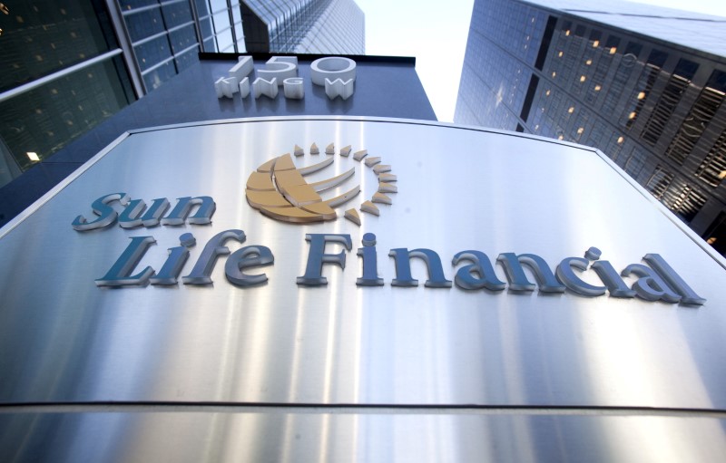 &copy; Reuters.  Canadian insurers Manulife, Sun Life post higher Q4 earnings