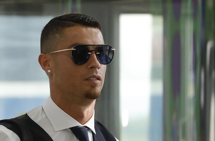 &copy; Reuters.  Juventus a -2% con voci su conti che potrebbero sforare tetto Uefa a causa dell'acquisto di Ronaldo