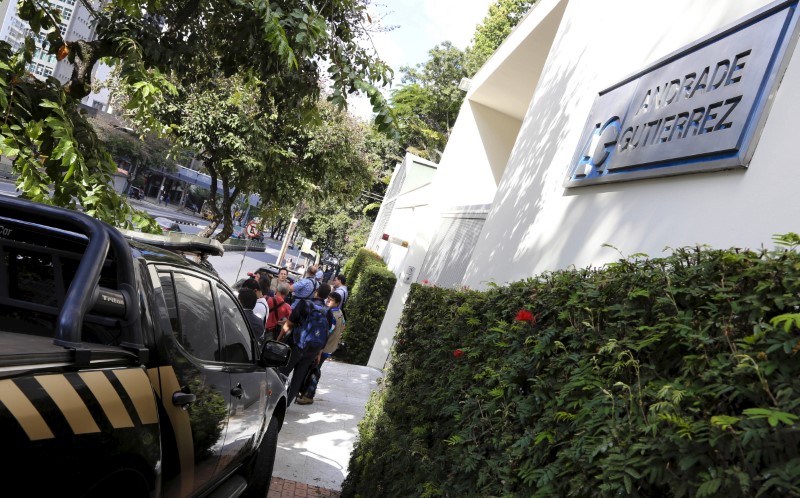 © Reuters. Carro da Polícia Federal é visto na sede da empreiteira Andrade Gutierrez, em Belo Horizonte