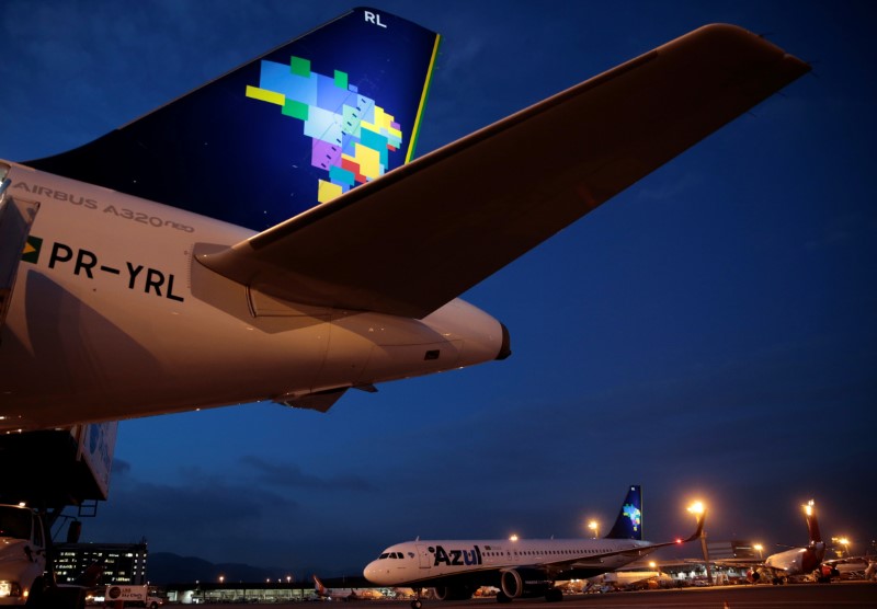 &copy; Reuters.  Azul tem 10% dos voos afetados por casos de covid e influenza entre funcionários