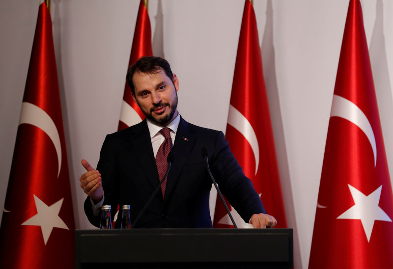 &copy; Reuters.  ROUNDUP: Türkische Zentralbank reagiert auf Lirakrise - Finanzminister tweetet