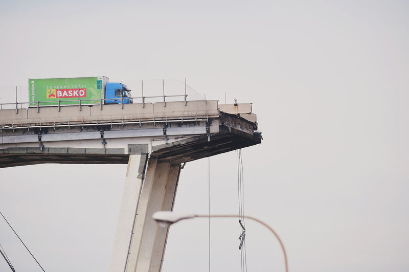 &copy; Reuters.  Commissione Ue: non incolpare tetti spesa Ue per crollo ponte Morandi