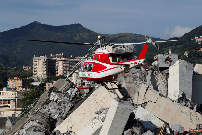 &copy; Reuters.  Crollo ponte Genova, Protezione civile: al momento 5 dispersi
