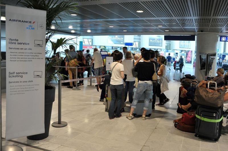 &copy; Reuters.  UPDATE 1-Nice airport sale process delayed due to attack - Economy Ministry