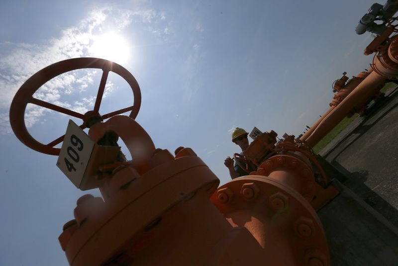 Natural gas futures drop from 5-week high on mild weather outlook