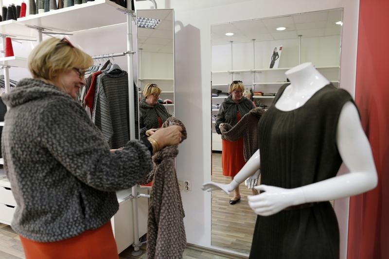 &copy; Reuters.  Tessile-moda, attesa crescita di circa 1% in 2016