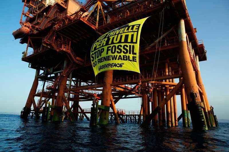 &copy; Reuters.  Greenpeace-Aktivisten protestieren vor norwegischer Bohrplattform