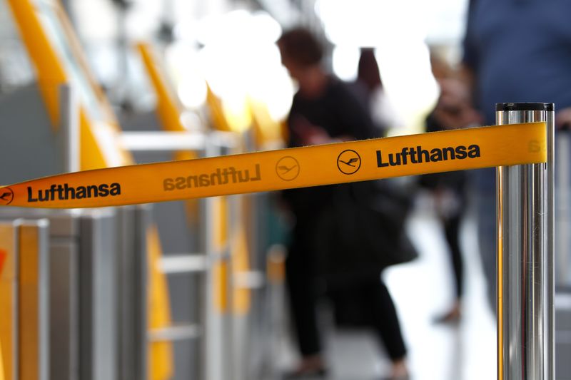 &copy; Reuters.  AKTIE IM FOKUS: Schwache Ölpreise helfen Lufthansa auf Sechsmonatshoch