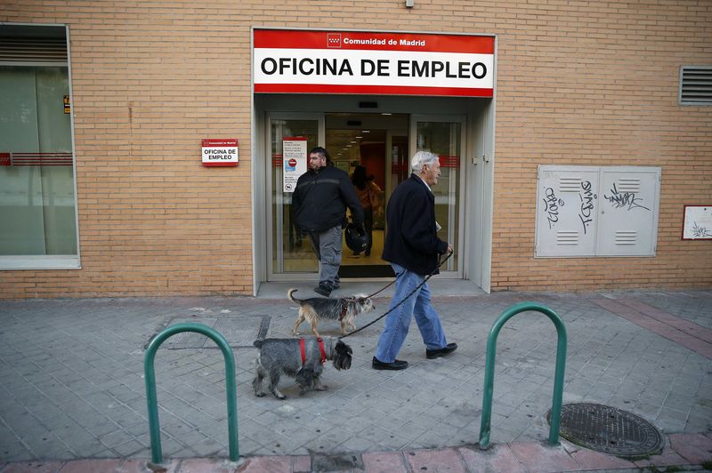 &copy; Reuters.  Spanish jobless claims fall by 13,500 in February
