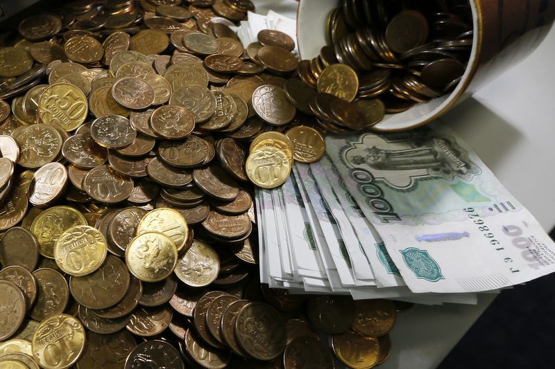 &copy; Reuters.  El rublo baja un 0,27 % frente al dólar y permanece estable ante el euro