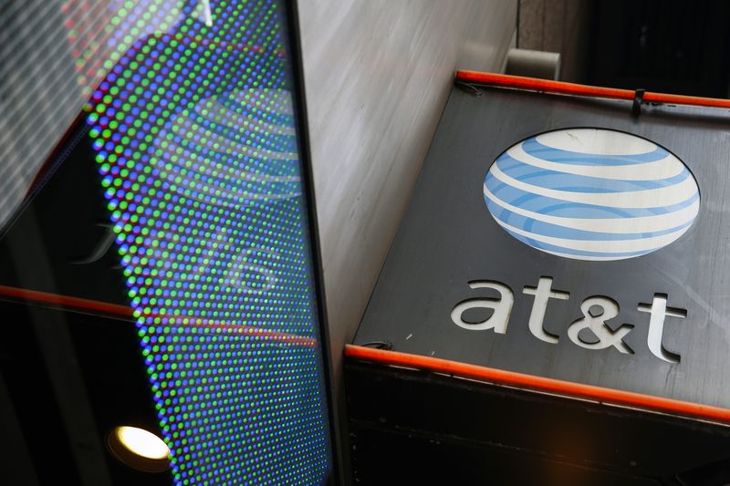 AT&T beats estimates for subscriber additions on demand for higher-priced plans By Reuters - Investing.com