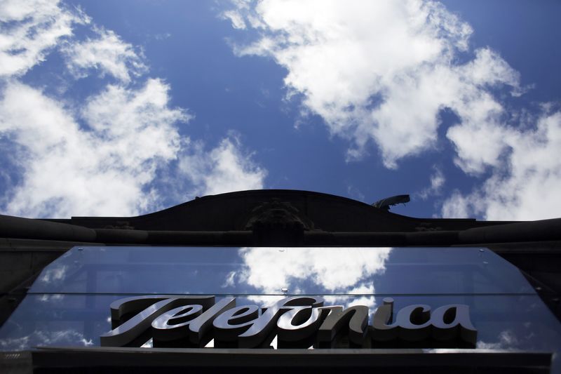 &copy; Reuters.  Telefónica convence al mercado tras su pacto con At&amp;T en México