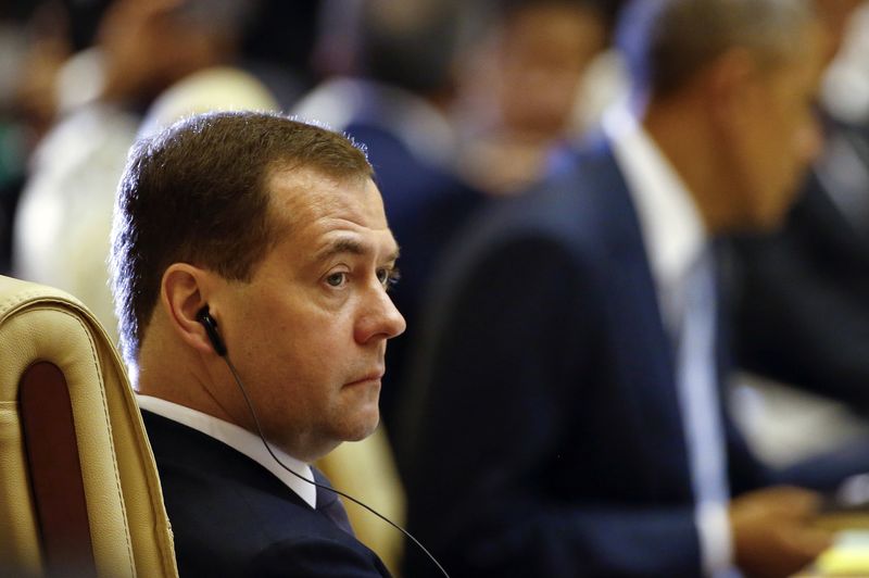 &copy; Reuters.  Медведев: кабмин следит за ценами на бензин