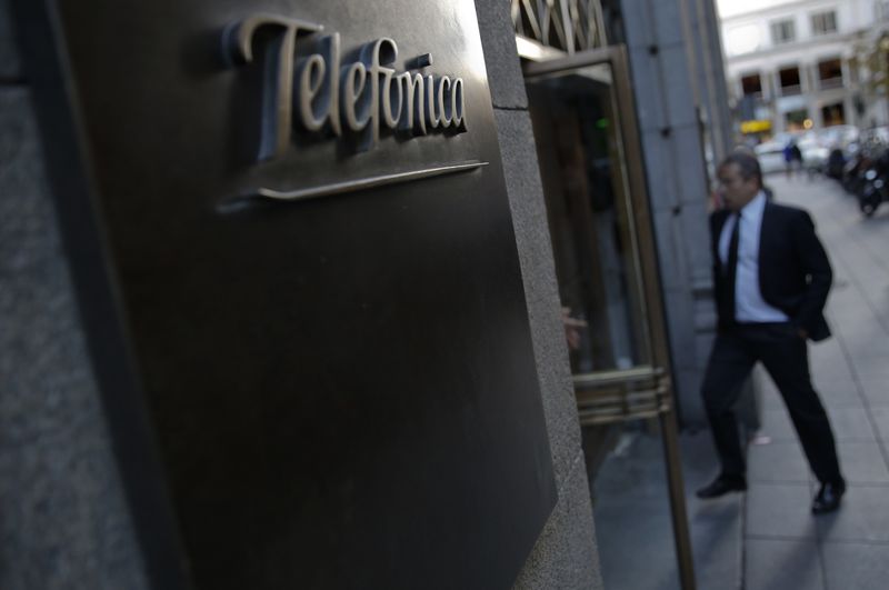 &copy; Reuters.  Крупнейший оператор мобильной связи в Испании сократил прибыль за 4-й квартал почти в 10 раз