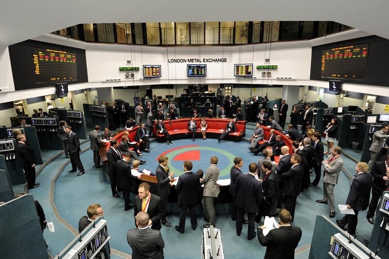 © Reuters. Traders work on the floor of the London Metal Exchange, in London, Britain September 27, 2018. REUTERS/Simon Dawson