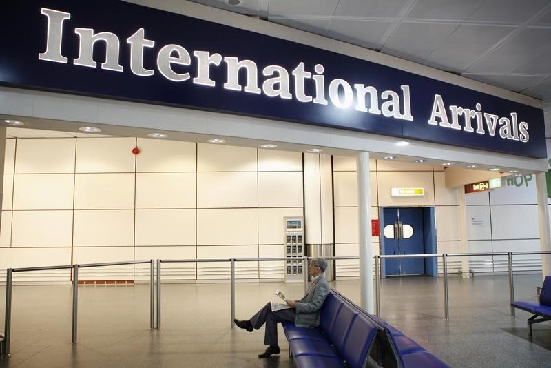 &copy; Reuters.  Gatwick owner pens deal to buy Edinburgh Airport