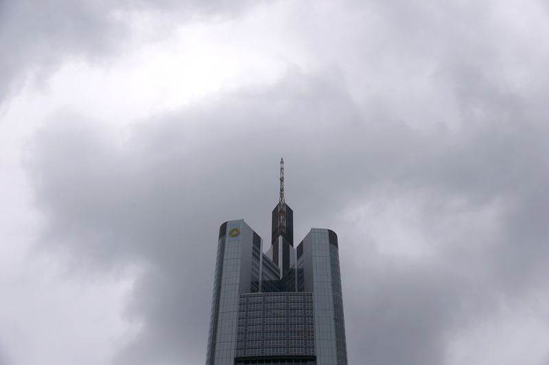 &copy; Reuters.  Commerzbank und Deutsche Bank: Wie weit geht es noch nach unten?