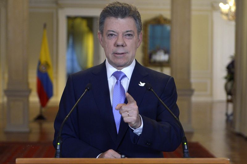 &copy; Reuters.  ACTUALIZA 1-Presidente de Colombia ordena parar bombardeos a campamentos de las FARC por un mes