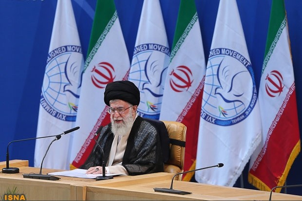 Líder supremo de Irán dice negociaciones con Estados Unidos están prohibidas